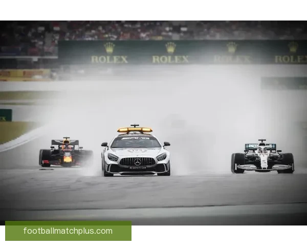 F1赛季最新动态：梅赛德斯车队战略调整与赛道表现分析